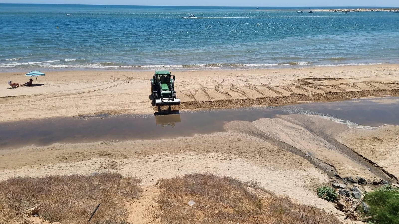 Playa afectada por el vertido.