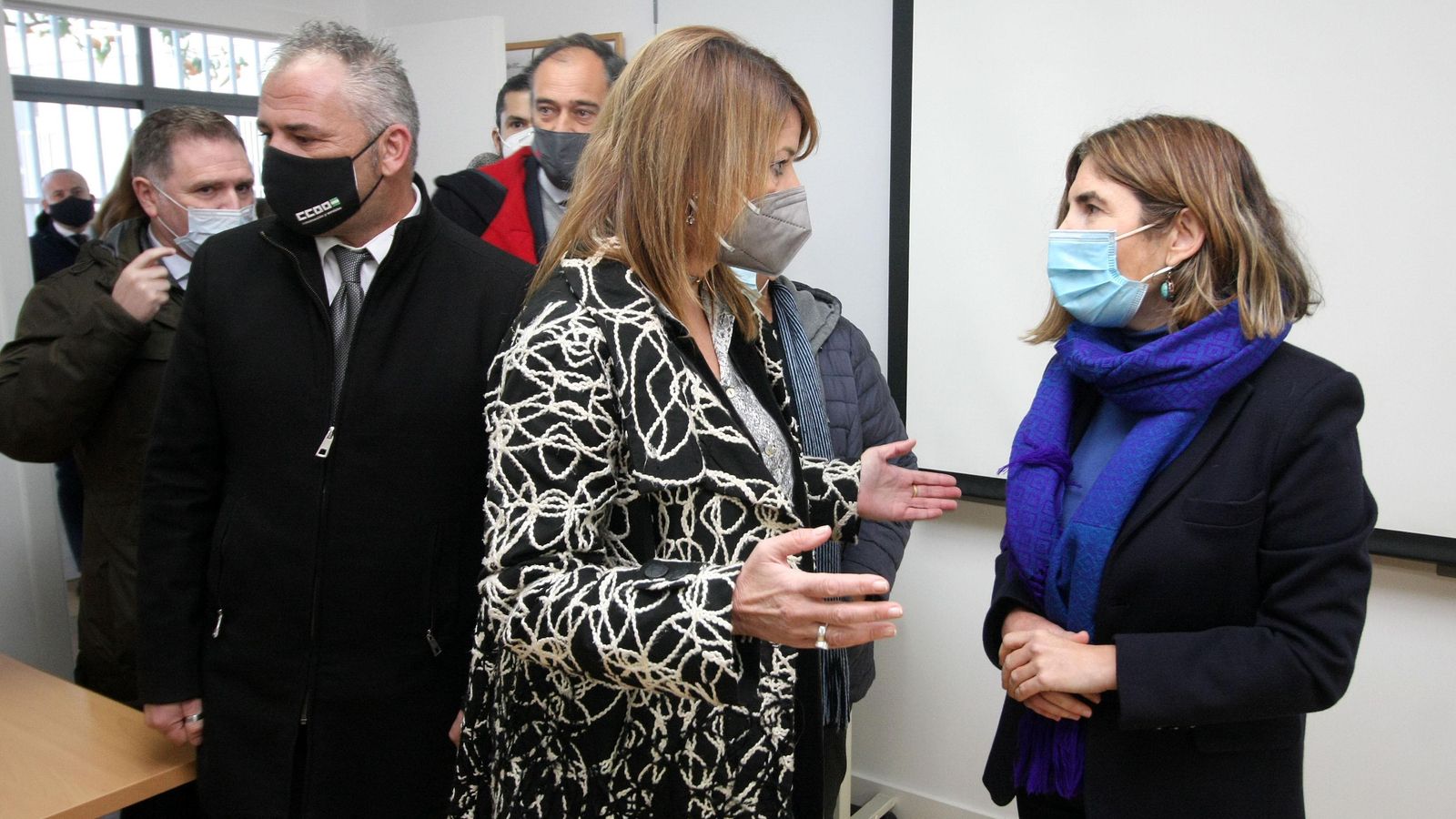Rocío Blanco junto con la presidenta del Puerto de Huelva, Pilar Miranda.