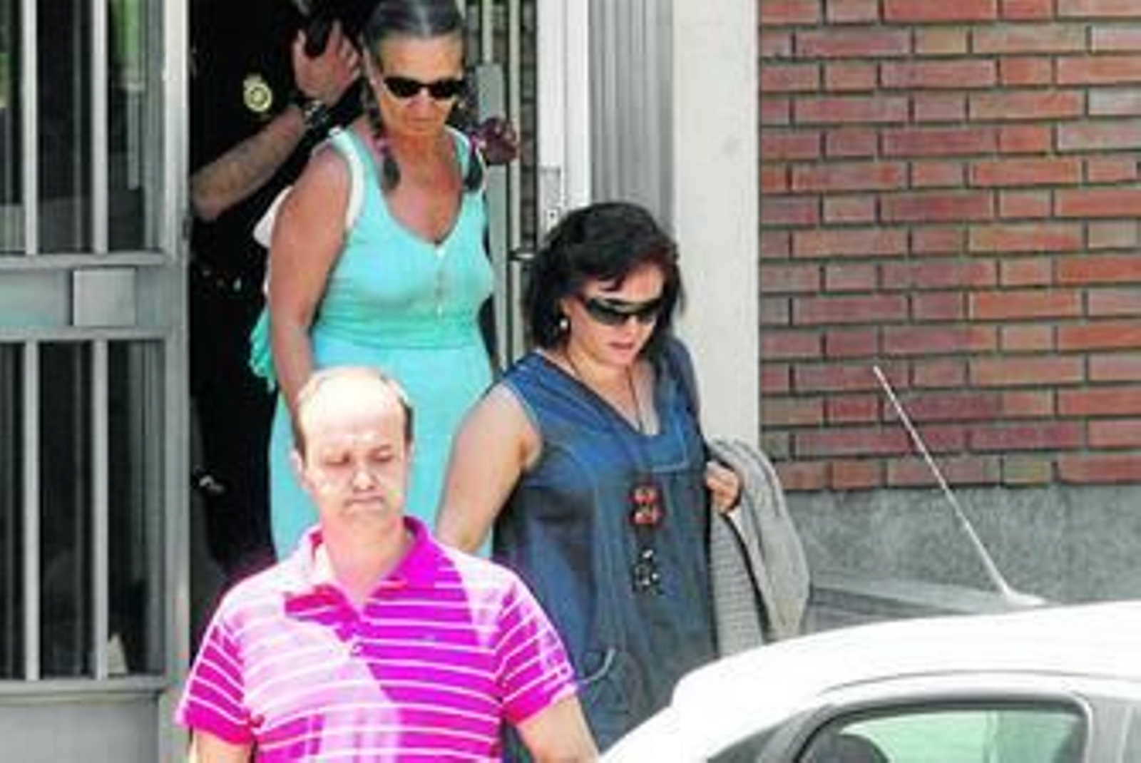 La madre de los menores, ayer a su salida de los juzgados.