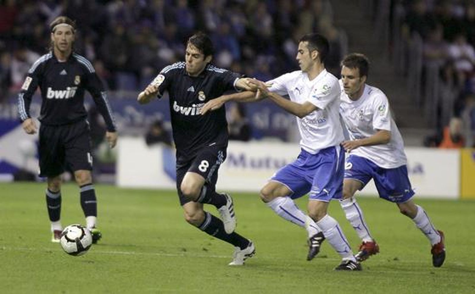 Los de Pellegrini golean al Tenerife en el Heleliodoro Rodríguez López con goles de Higuaín (dos), Kaká, Ronaldo y Raúl. / AFP · EFE · Reuters