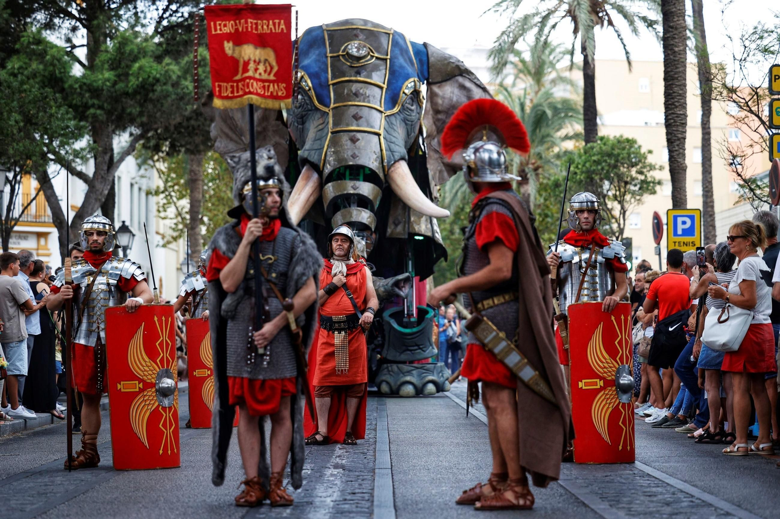 Las imágenes de Gades Romana 2025: la comitiva y el espectáculo inaugural en Cádiz