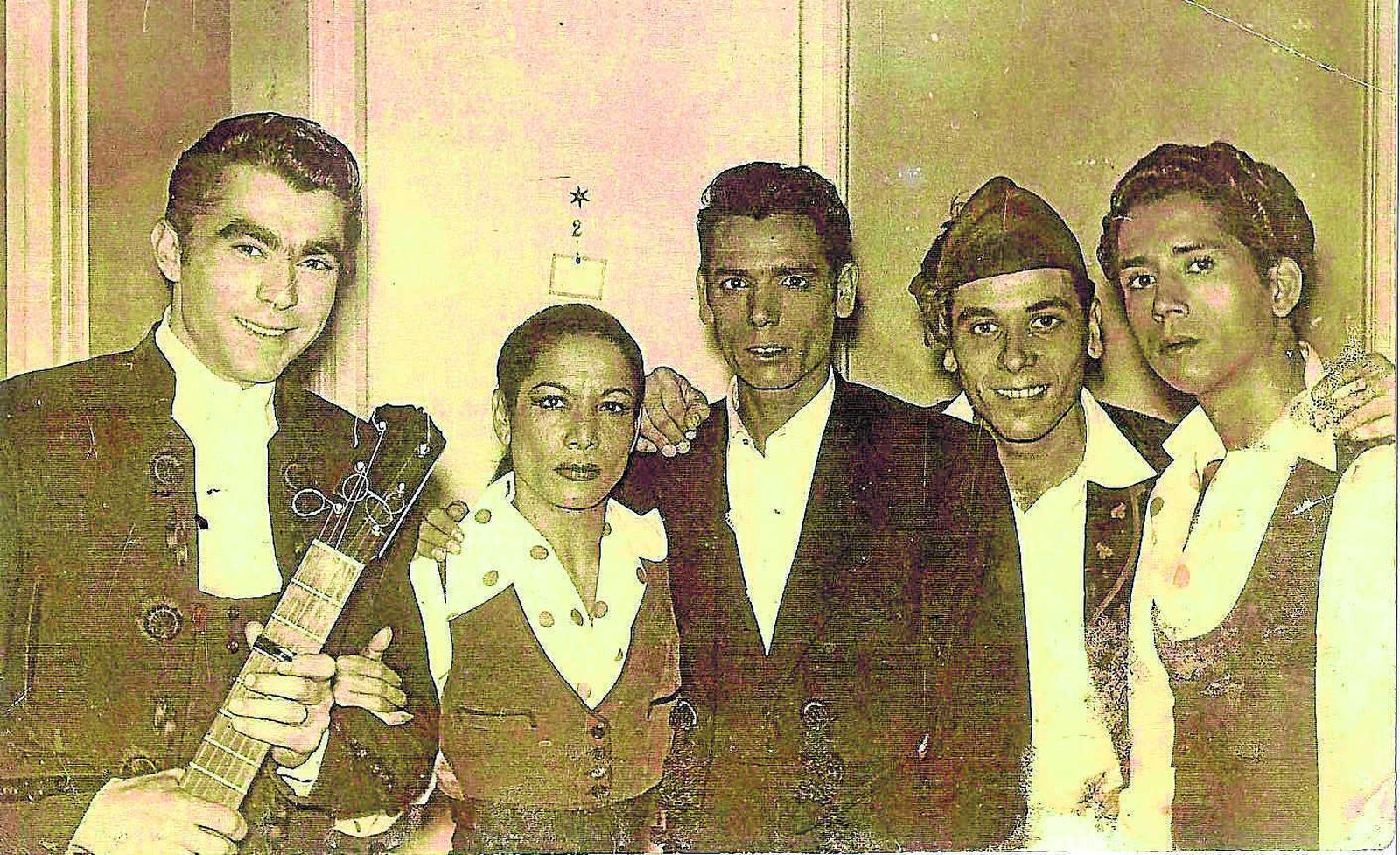 Carmen Amaya con El Chocolate, a la izquierda de la bailaora.