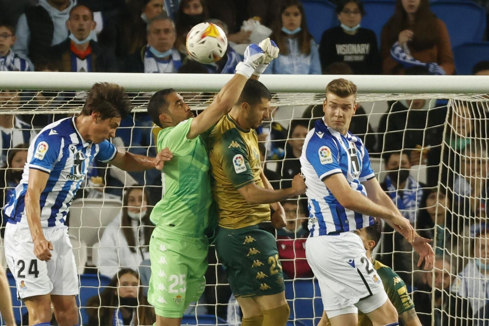 Bravo despeja de puños ante Guido y Le Normand.