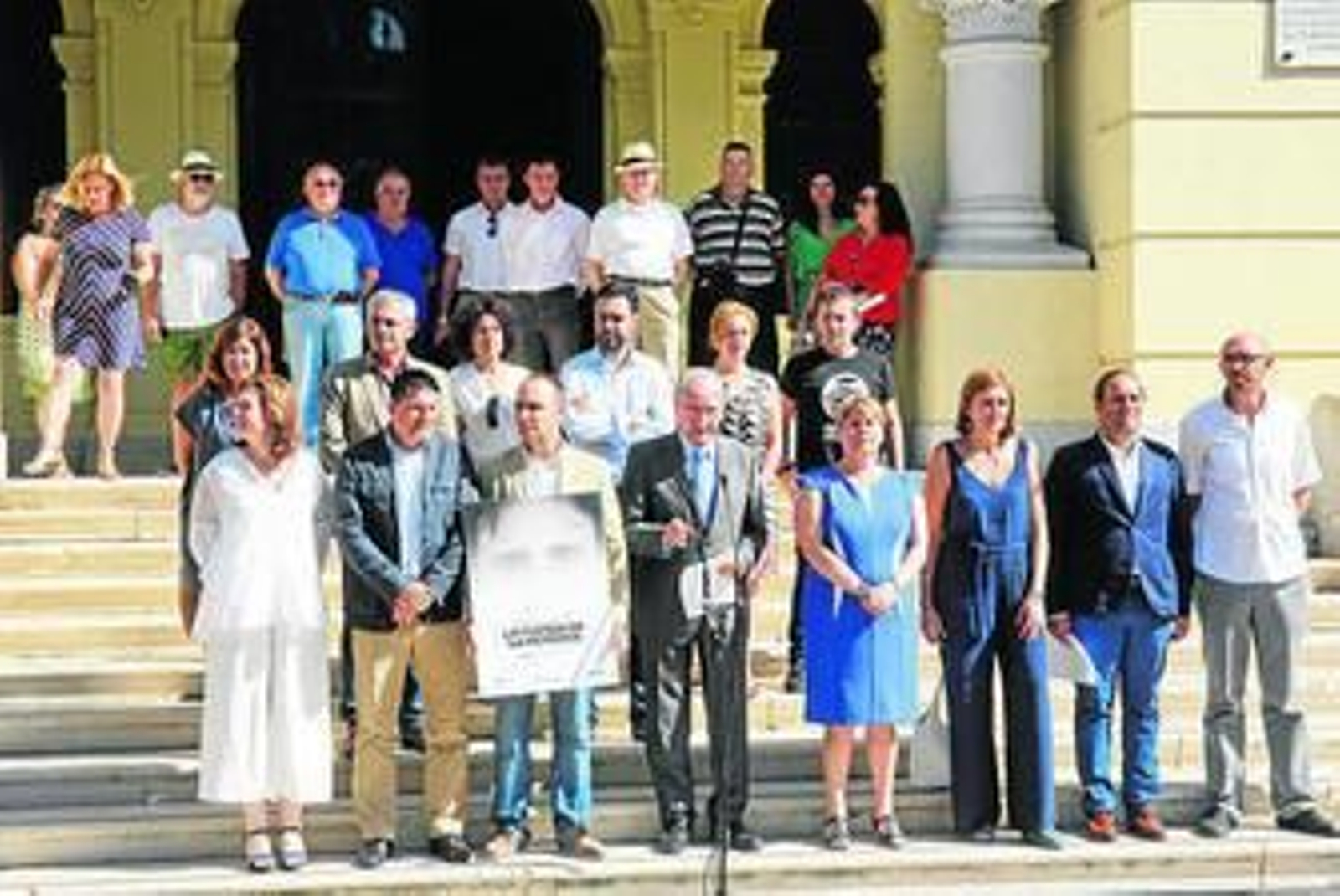 Los ediles, a las puertas del Ayuntamiento.