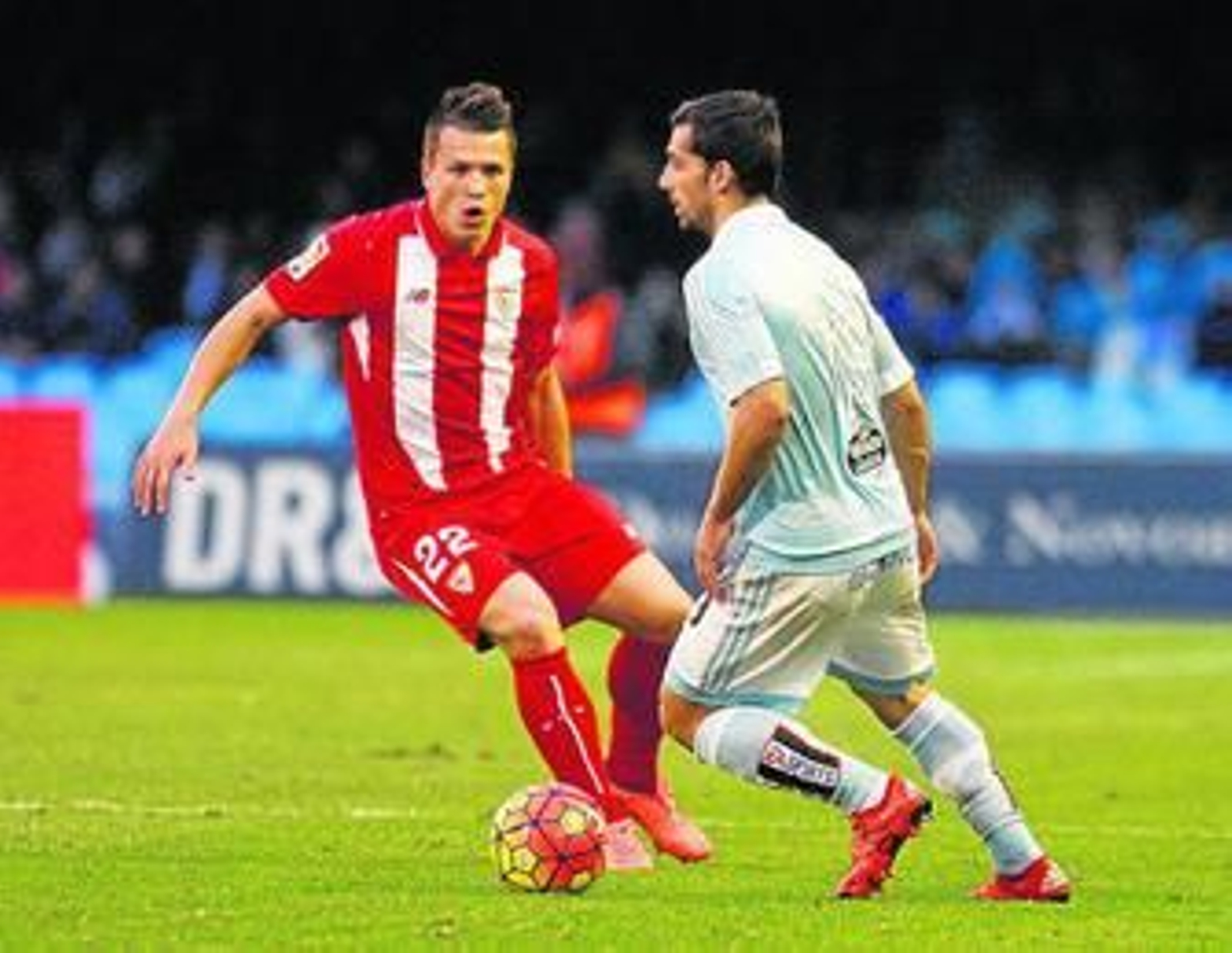 Konoplyanka, que volvió a tener un día sin lucimiento, pelea un balón con el lateral Jonny.