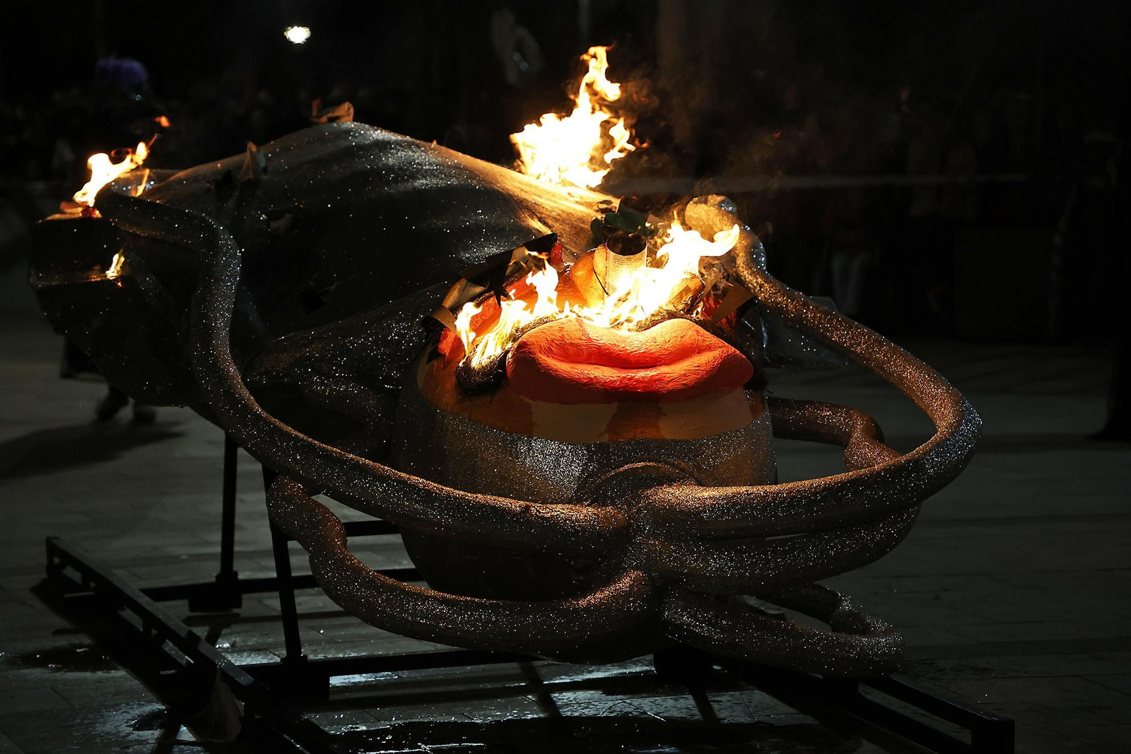 Imágenes del entierro del choco por las calles de Huelva