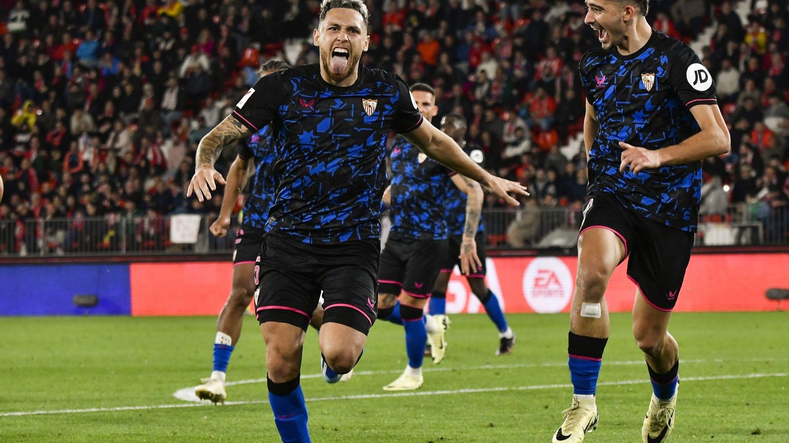 Ocampos celebra el 1-2 junto a Kike Salas.