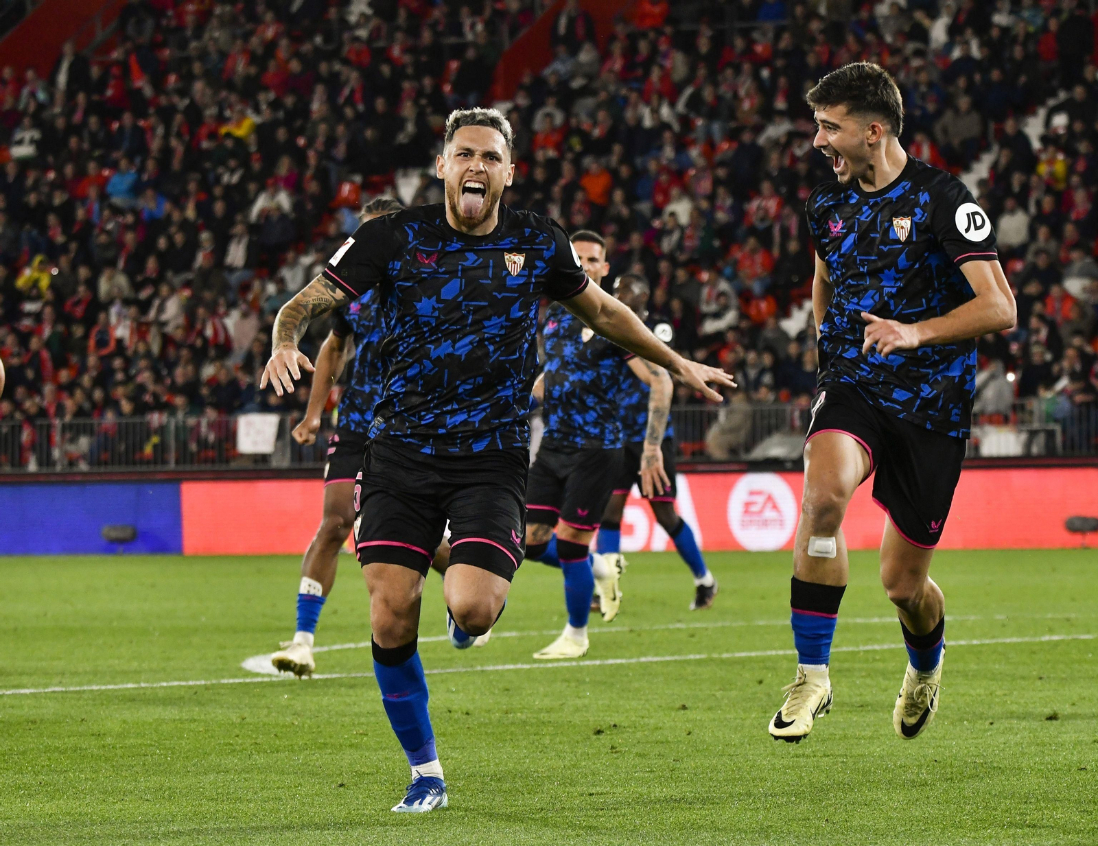 Ocampos celebra el 1-2 junto a Kike Salas.