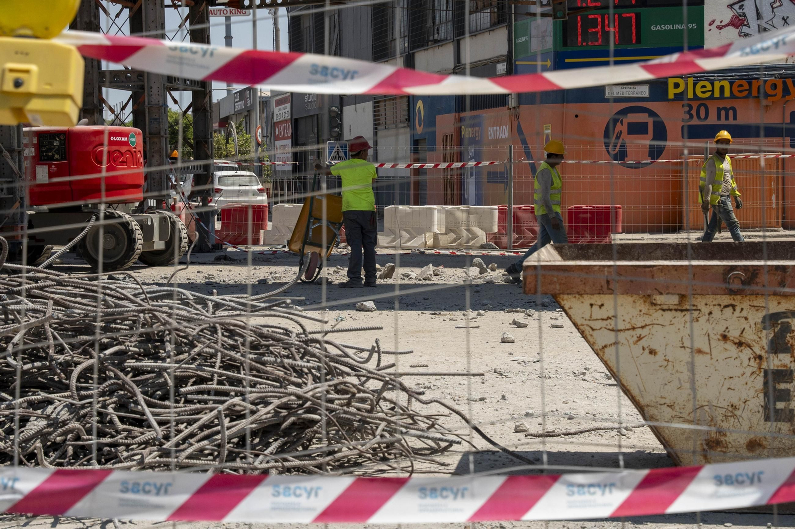 Las imágenes del desmantelamiento en el Puente de la Avenida Mediterráneo en Almería