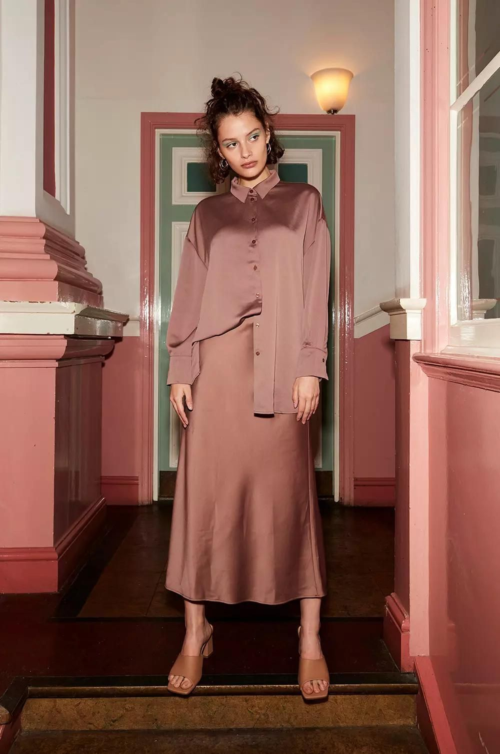 Falda y camisa de satén de la nueva colección de Primark.