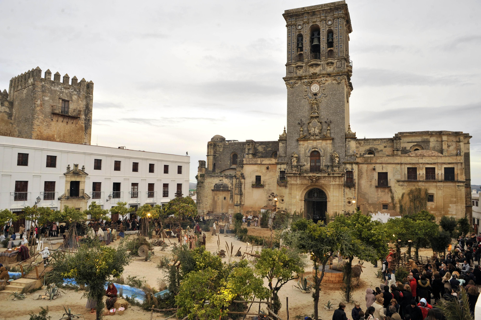 La plaza del Cabildo  se convirtió ayer en el epicentro del belén viviente en Arcos. donde distintas escenas del Nacimiento recobraron vida.
