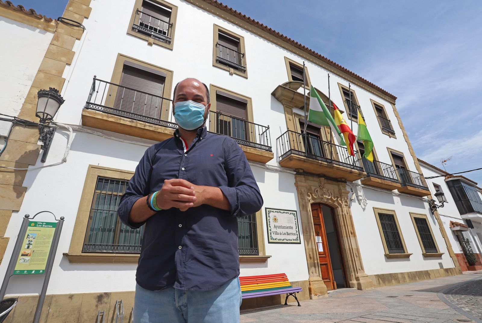 El alcalde de Los Barrios, Miguel Alconchel, delante del Ayuntamiento.