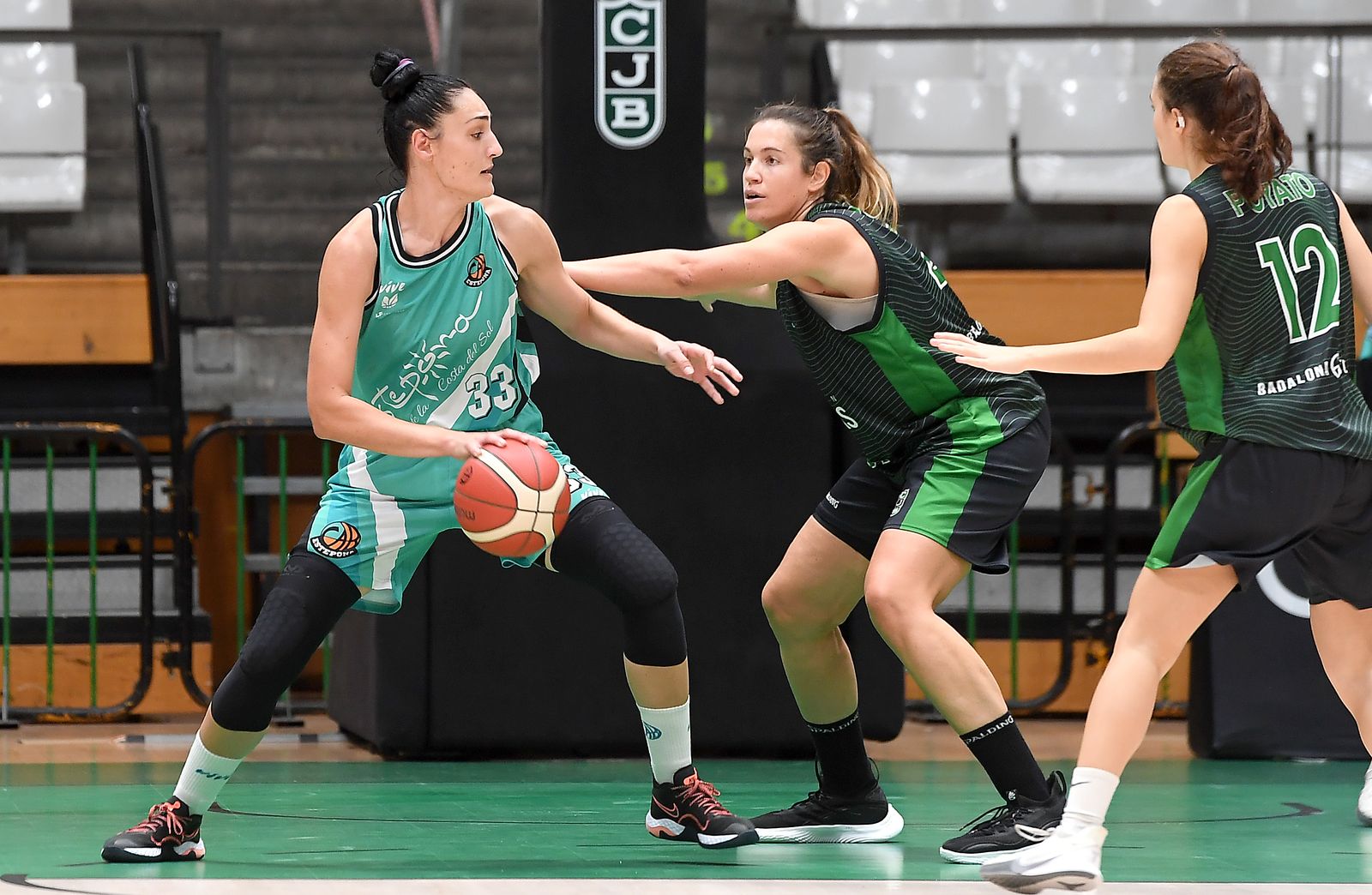 Ana Pocek postea en el Olímpic de Badalona.