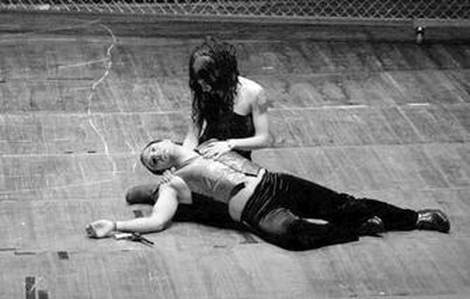 1. Un momento en la representación del grupo portugués de Beira 2. El grupo venido desde México es teatro íntimo con 'Sazón de mujer' 3.Otro momento de 'Posso Avançar? Pergunta o Cavalo'.                  5. Juegos a escena.  4. Varios componentes de la formación  lusa se sienten atrapados.