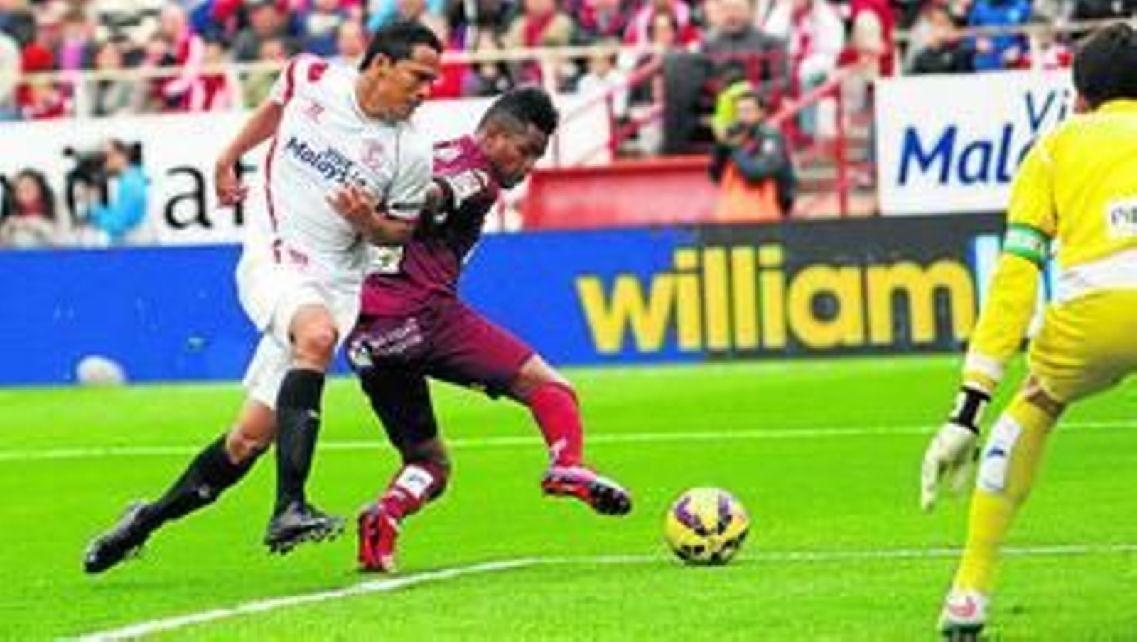 El colombiano Bacca pugna con Heldon Ramos en el área del Córdoba.