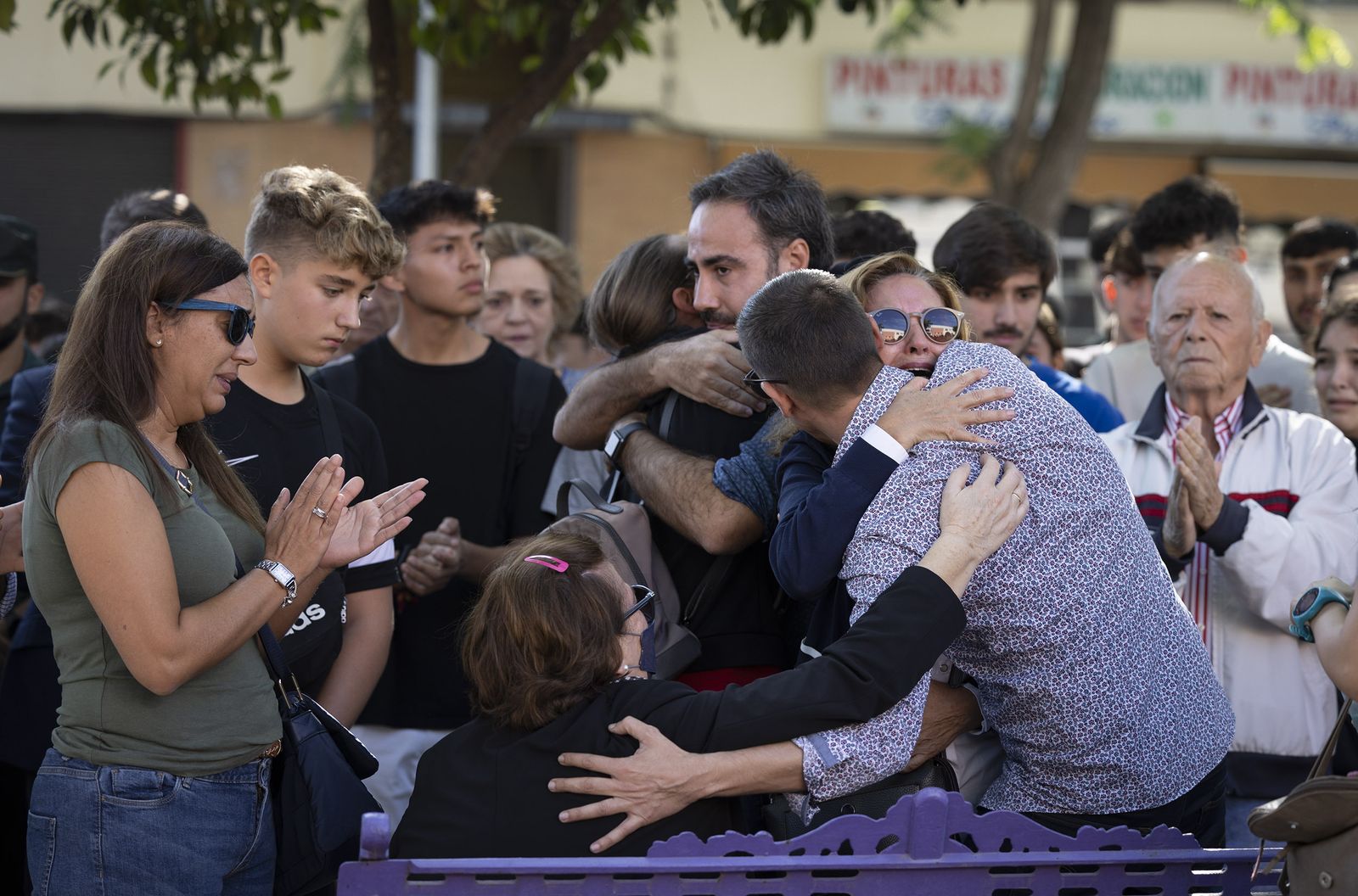 Minuto de silencio en memoria de Jesús Rosado el día después del crimen.