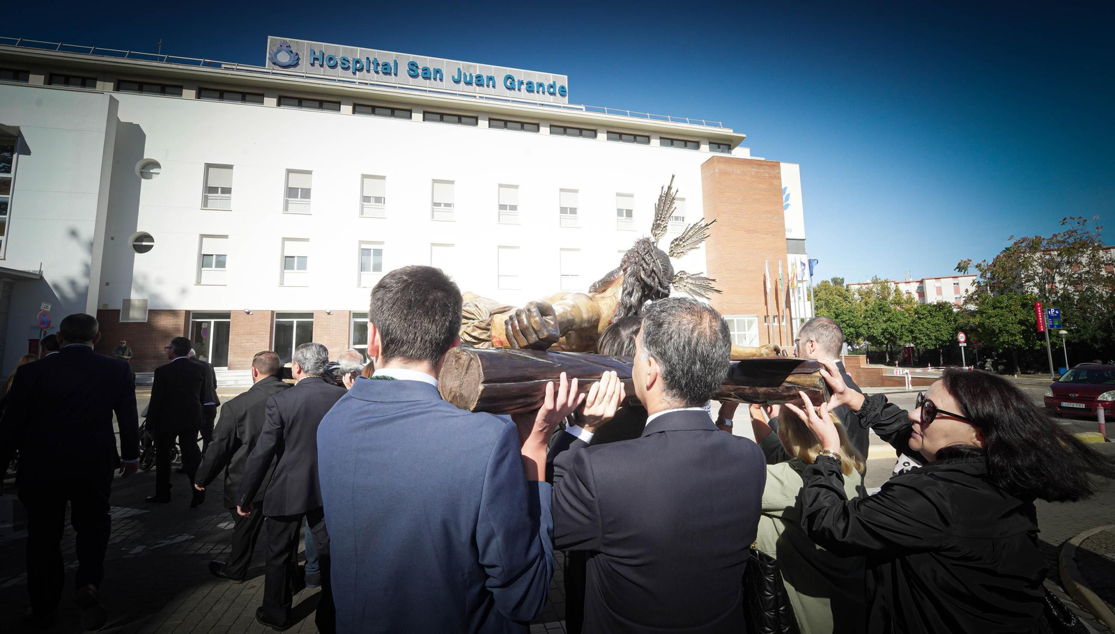 Imágenes del Cristo de la Esperanza con los ancianos del San Juan Grande en Jerez