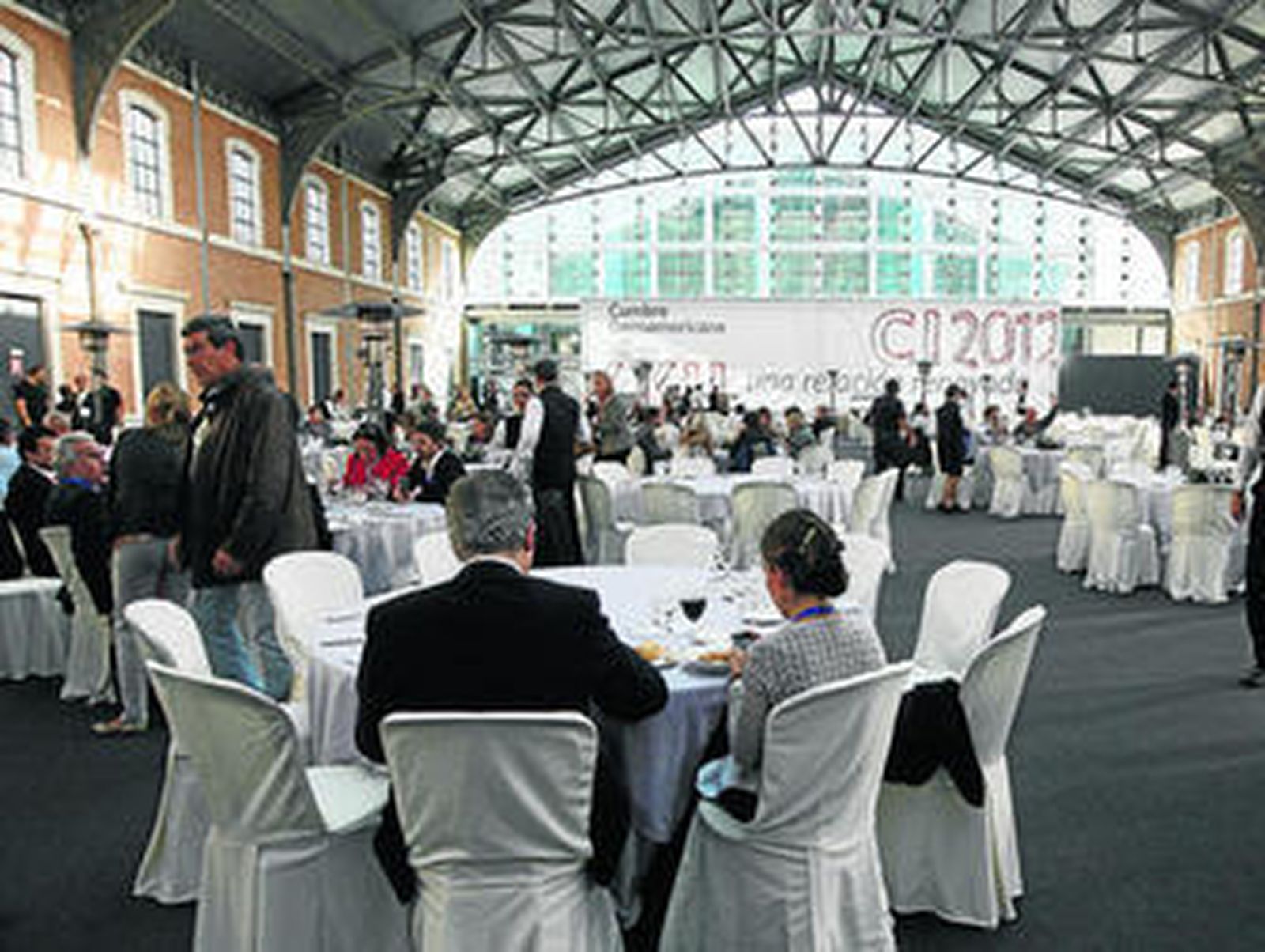 La zona de vías de la vieja terminal se transformó en un gran restaurante durante los eventos de la Cumbre Iberoamericana.