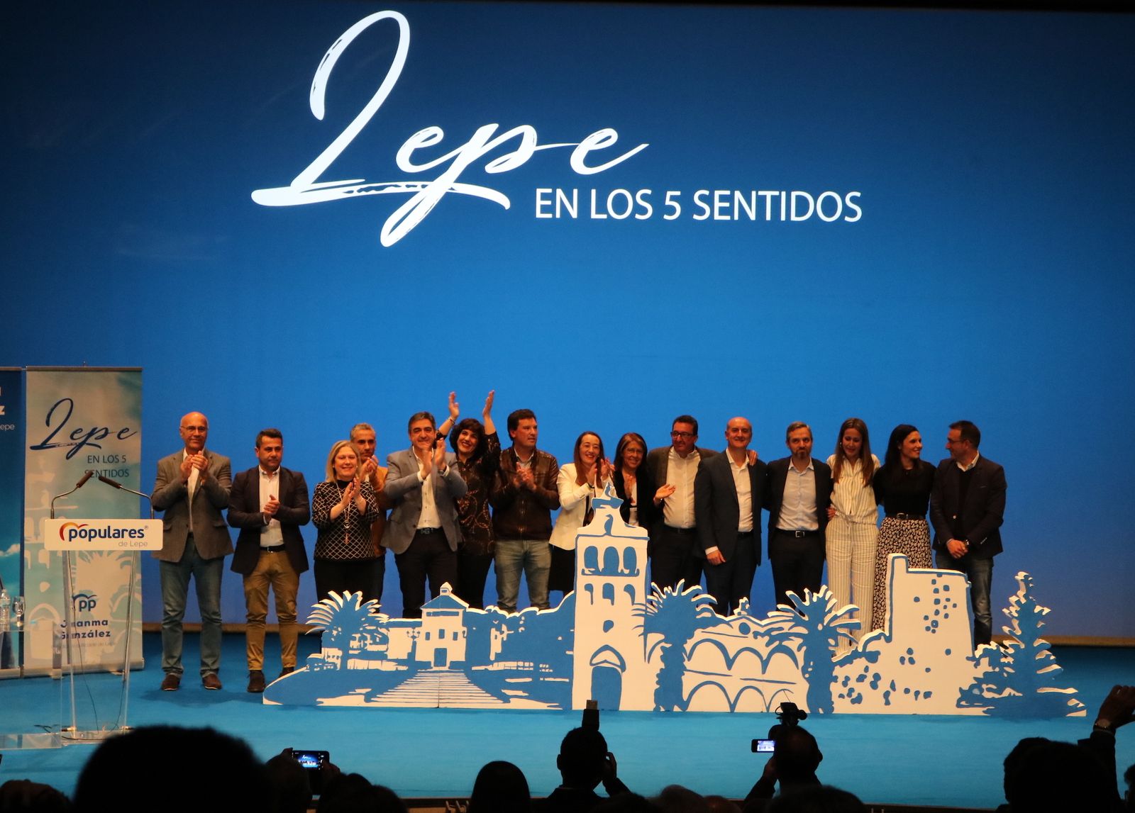 Foto de familia de la presentación de la candidatura de González.