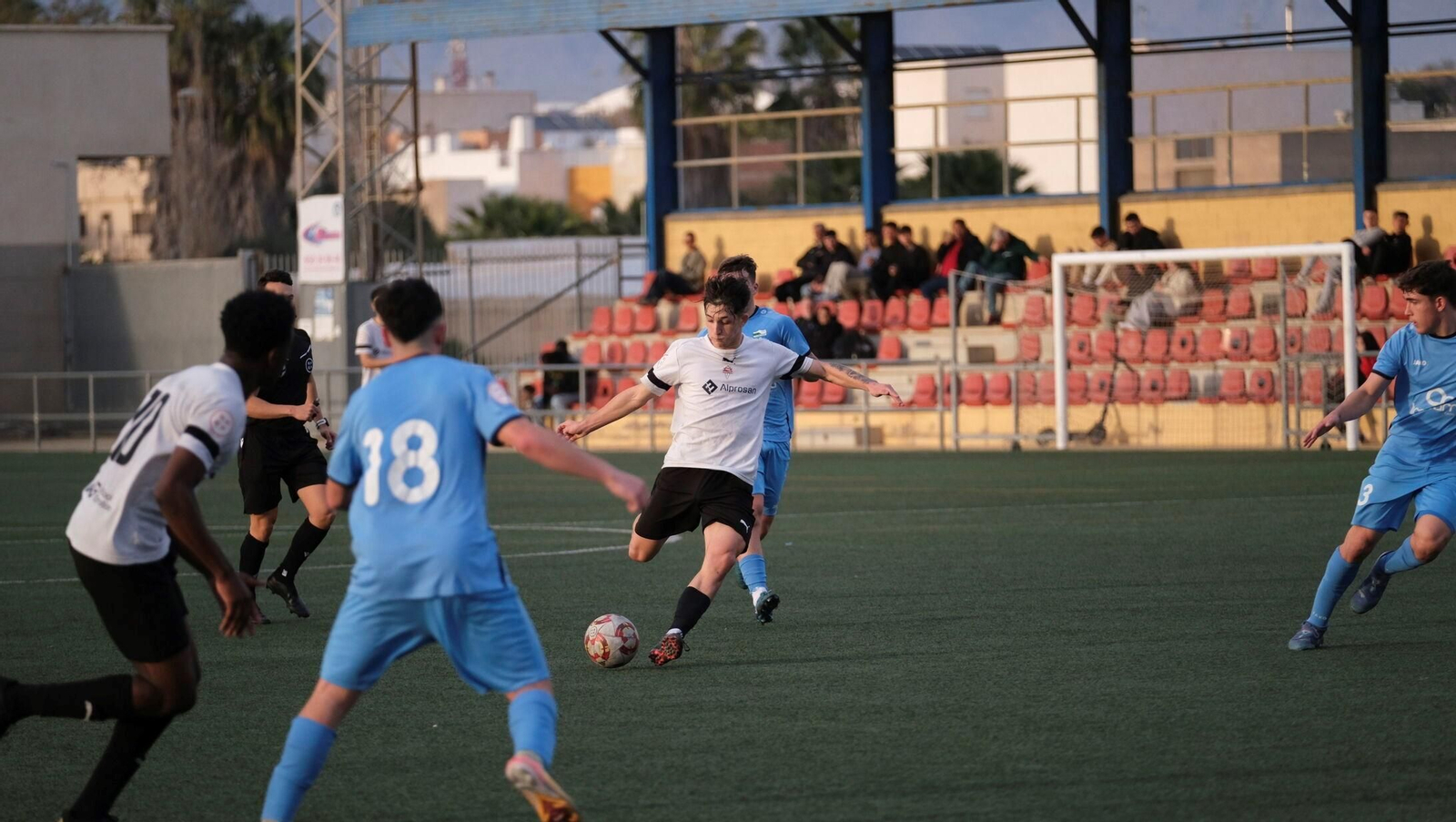 El atacante almeriense prepara la pierna para realizar un disparo durante un encuentro de la pasada temporada con La Cañada.