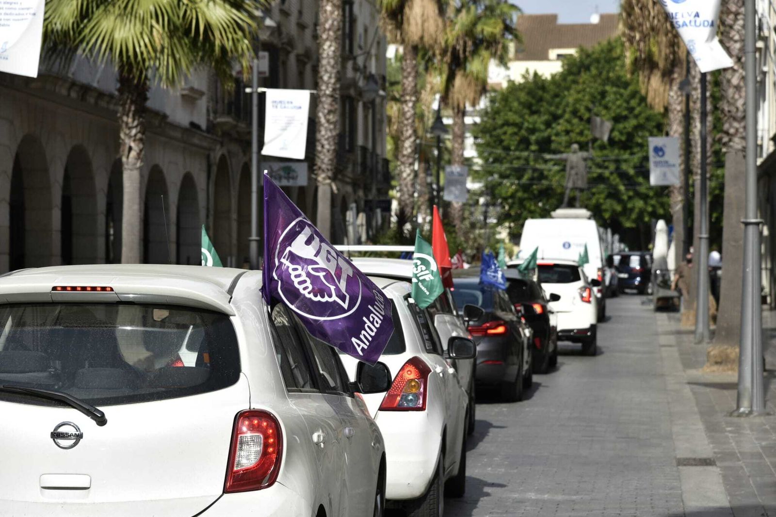 La caravana de CSIF, UGT y ANPE a su paso por la Gran Vía de la capital onubense.