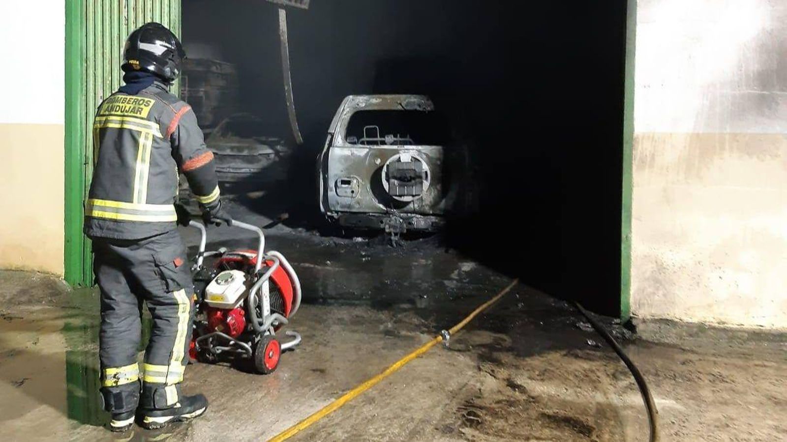 Uno de los bomberos afanado en las tareas de extinción.