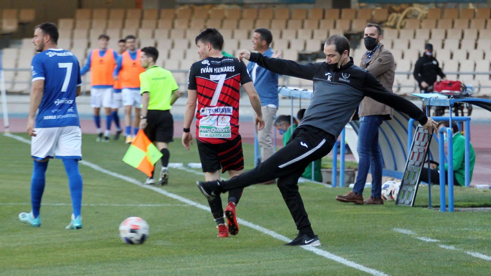Diego Caro, entonces al frente del Puente Genil, golpea el balón en el banquillo.