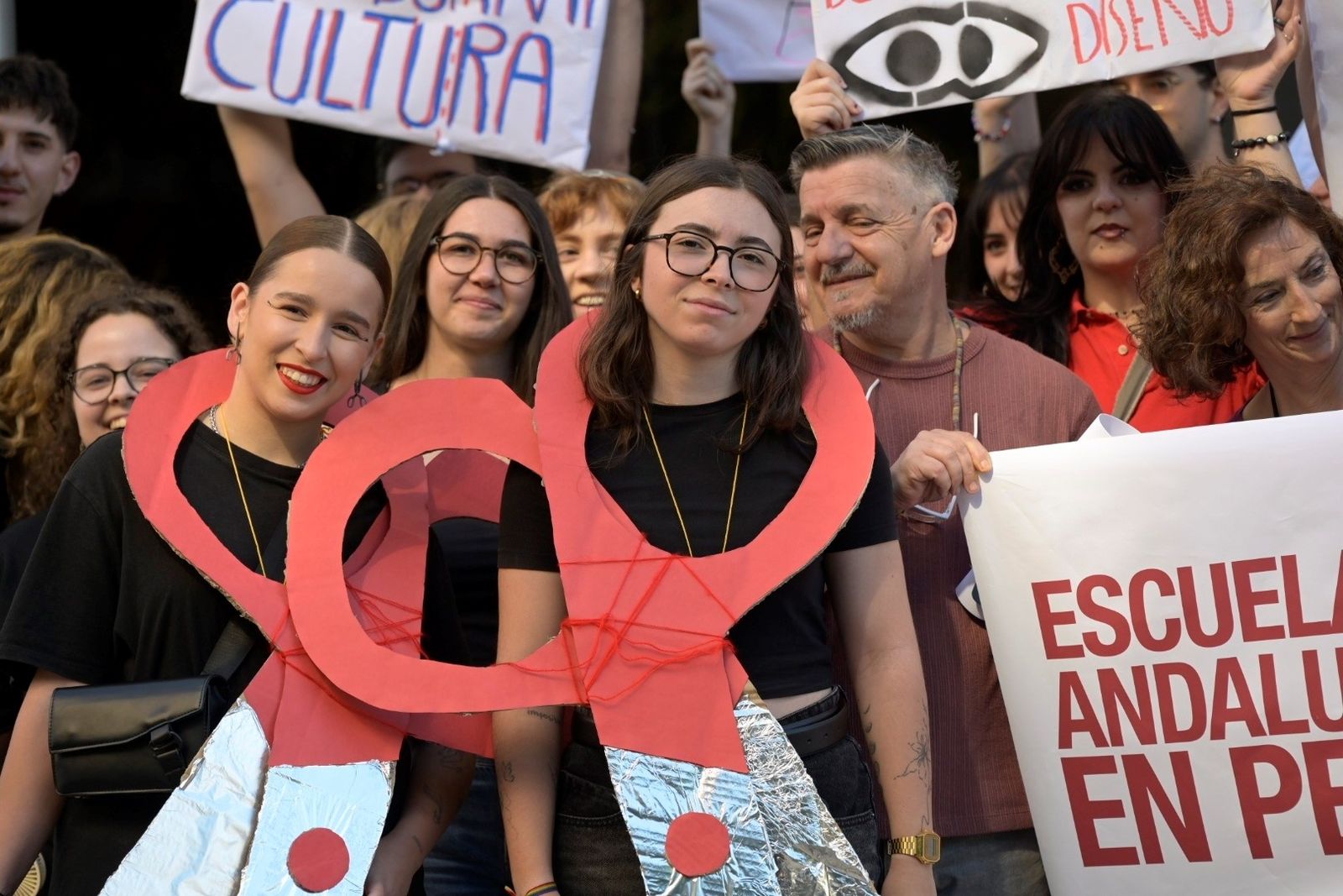 La protesta de la comunidad educativa de la Escuela de Arte y Superior ...