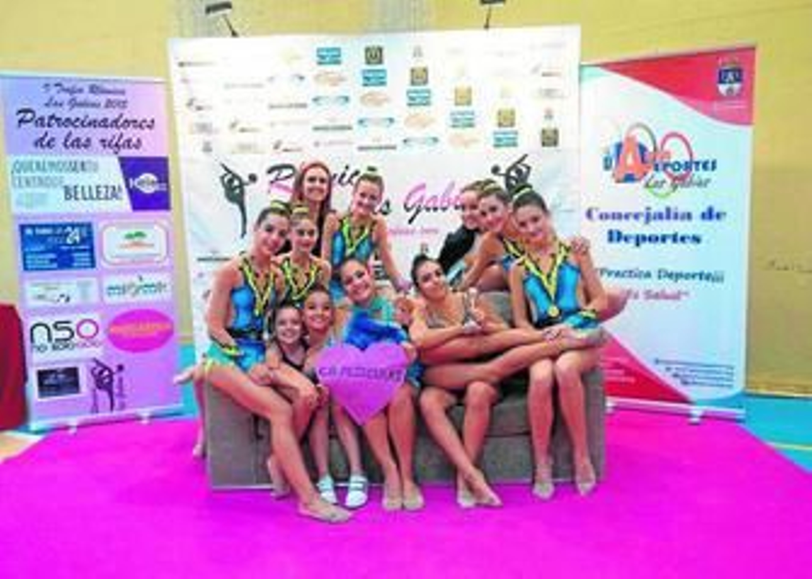 Las chicas del  Club de Rítmica de Algeciras, ayer con sus trofeos.