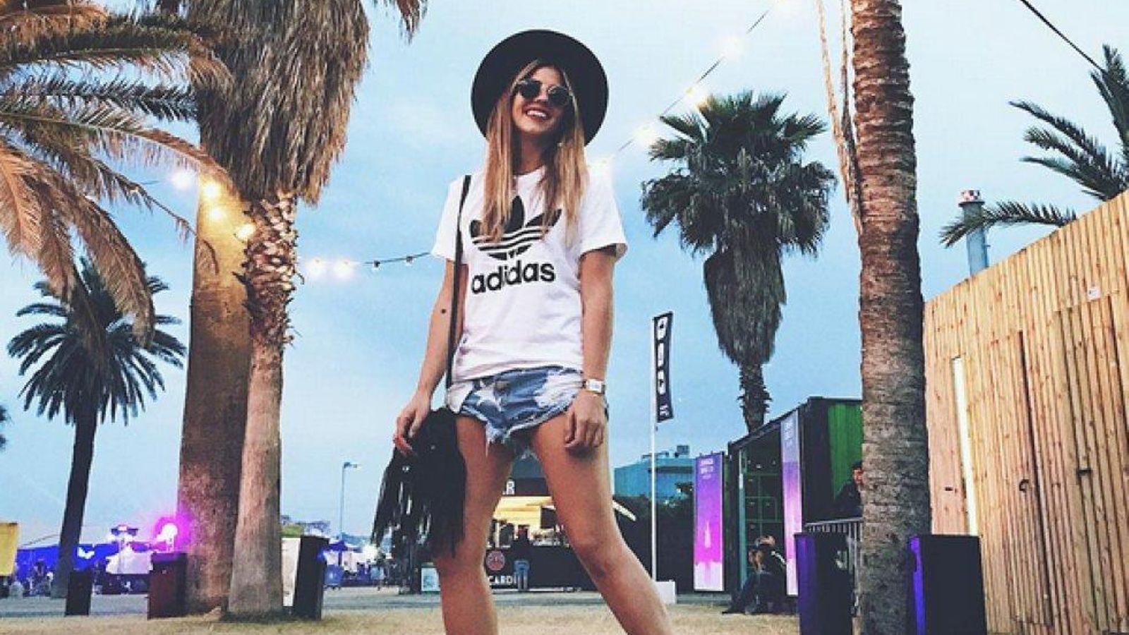 Look con shorts, camiseta y sombrero para ir de festival.