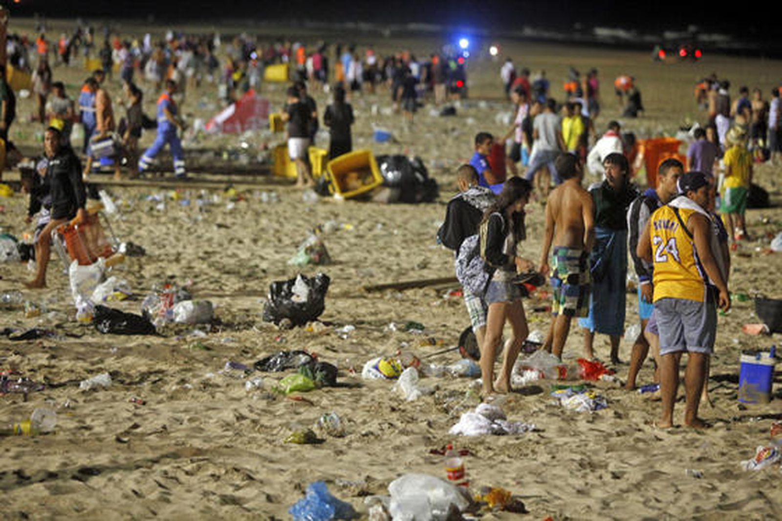 Los servicios de limpieza recogen 42 toneladas de residuos de la arena tras la noche de las barbacoas del Trofeo Carranza.

Foto: Jesus Marin