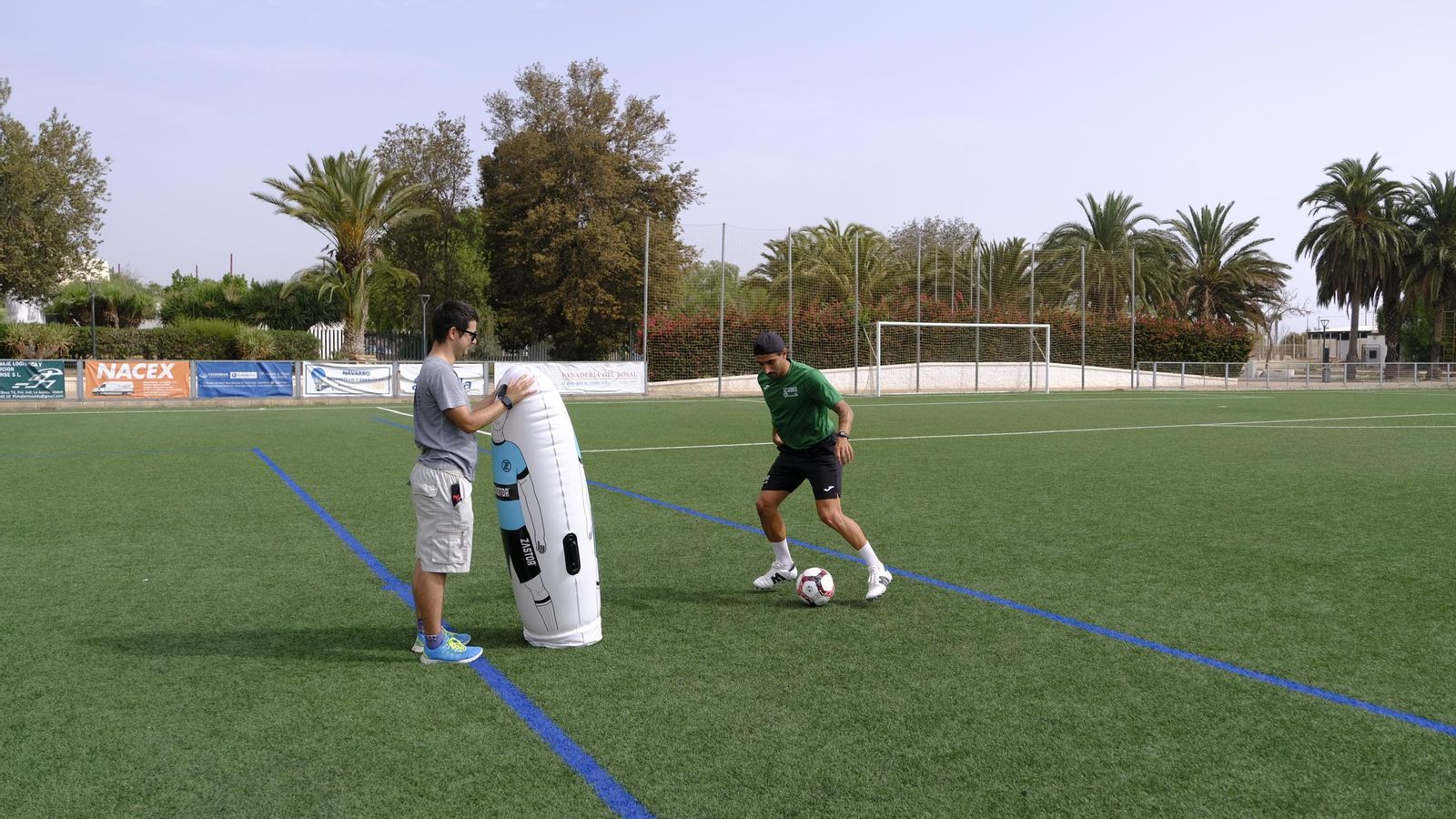 Chuli Vázquez se dispone a sortear a un muñeco hinchable que es usado como obstáculo durante una sesión.