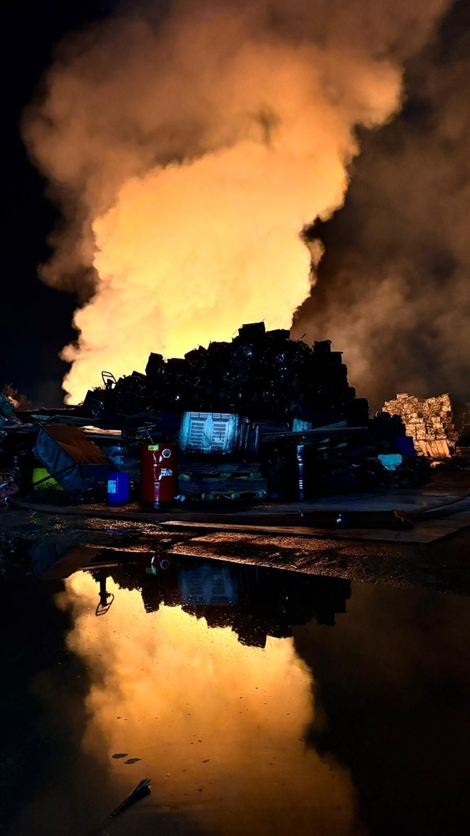 Espectacular incendio en una chatarrería de Jerez
