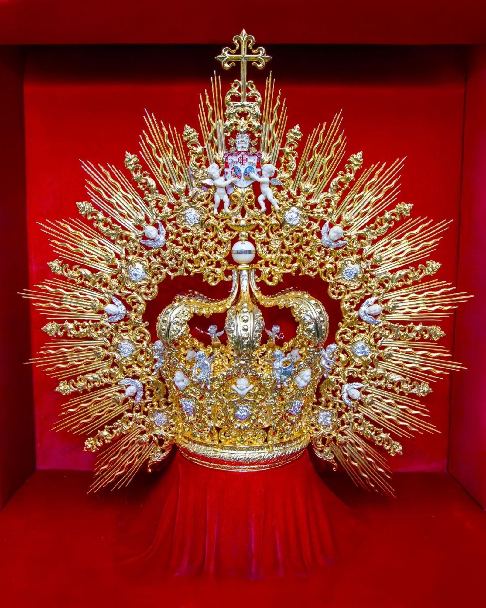 La corona restaurada de la Virgen de los Dolores del Nazareno de Santa María.