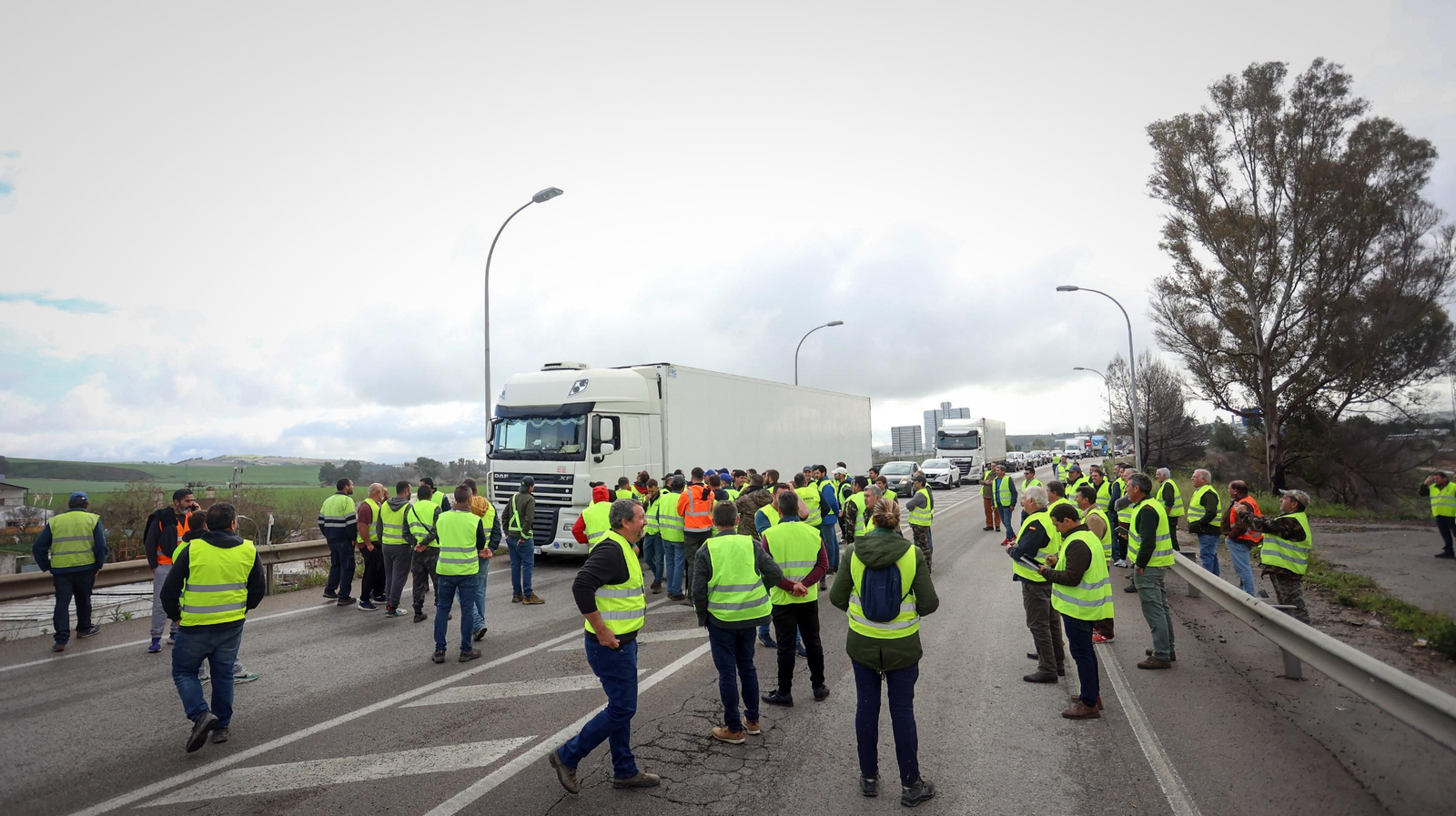 Los agricultores siguen en pie de guerra y cortan la A-381 en Jerez