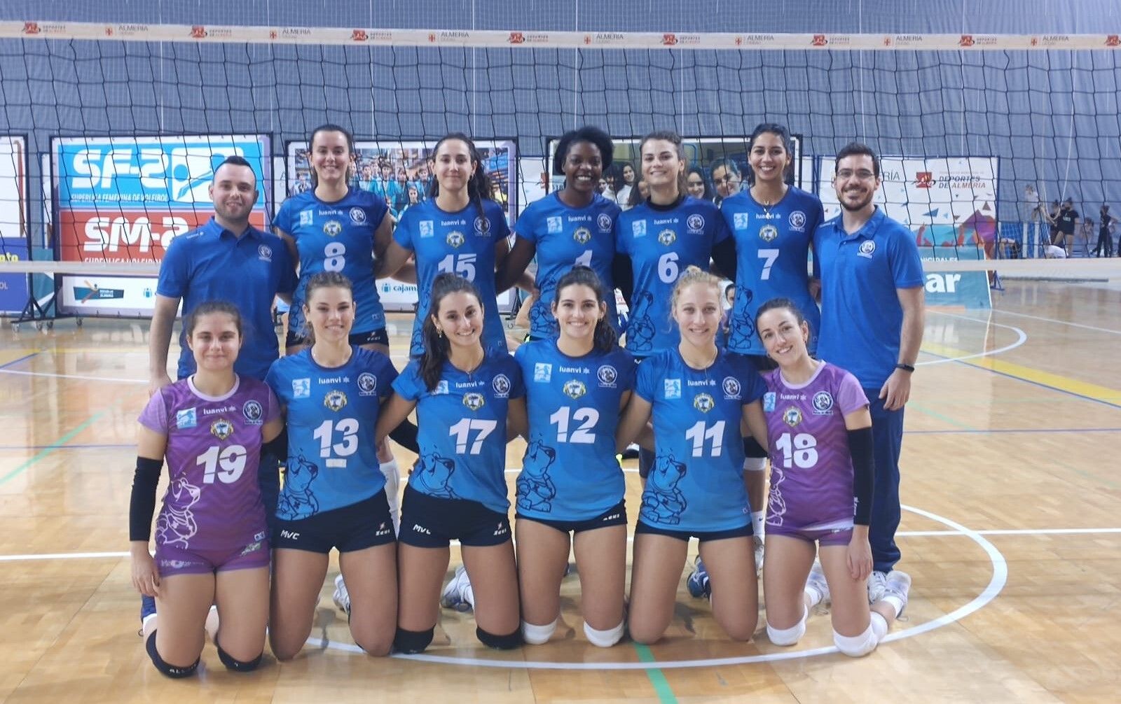 Las jugadoras del Mairena Vóley, antes de comenzar el partido en Almería.