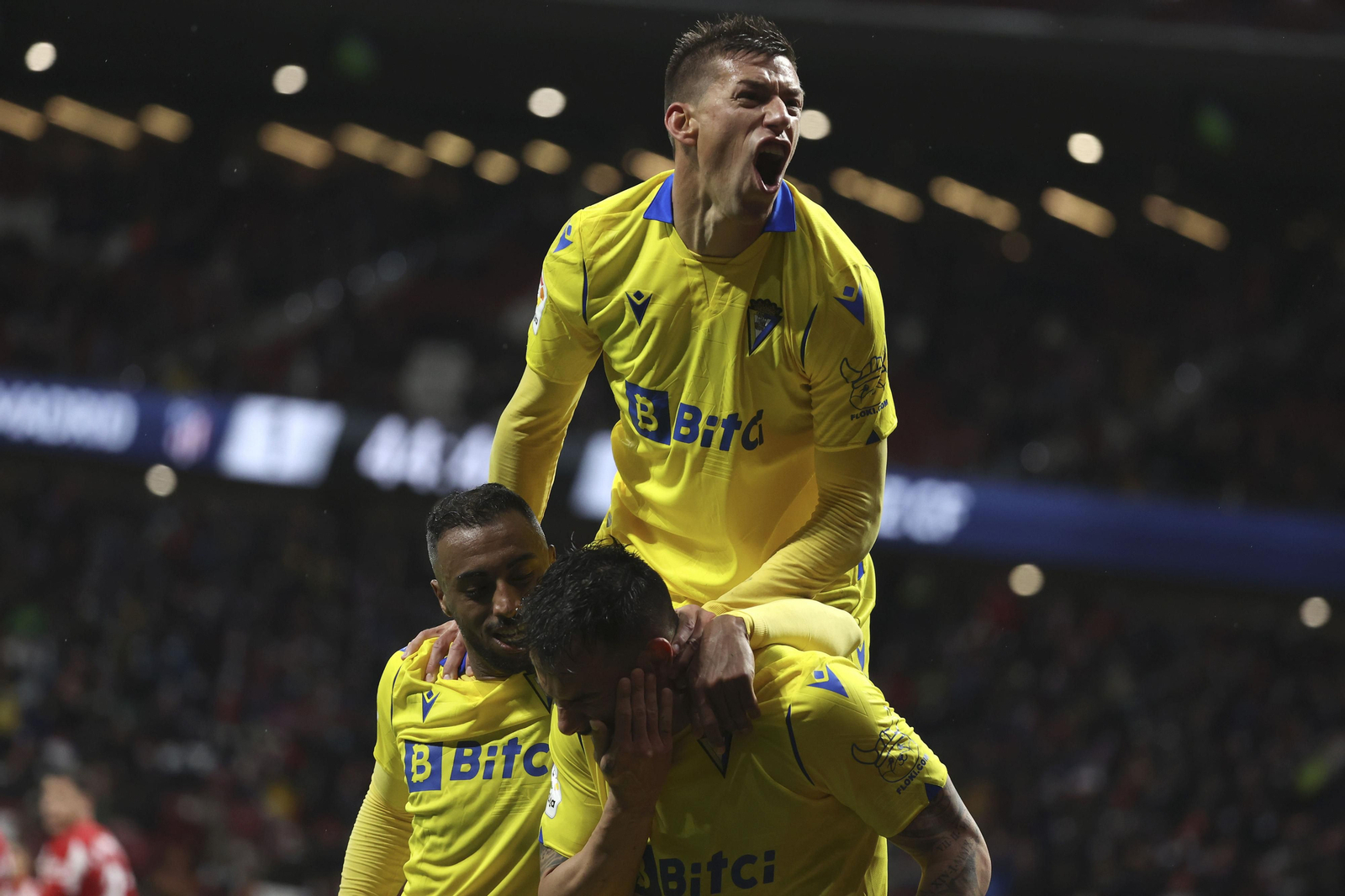 Rubén Alcaraz, Akapo y Negredo celebran el gol del Cádiz en el Wanda.