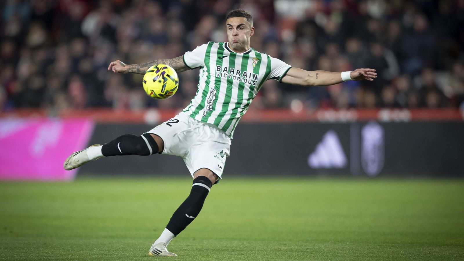 Carlos Isaac golpea el balón en un partido del Córdoba CF.