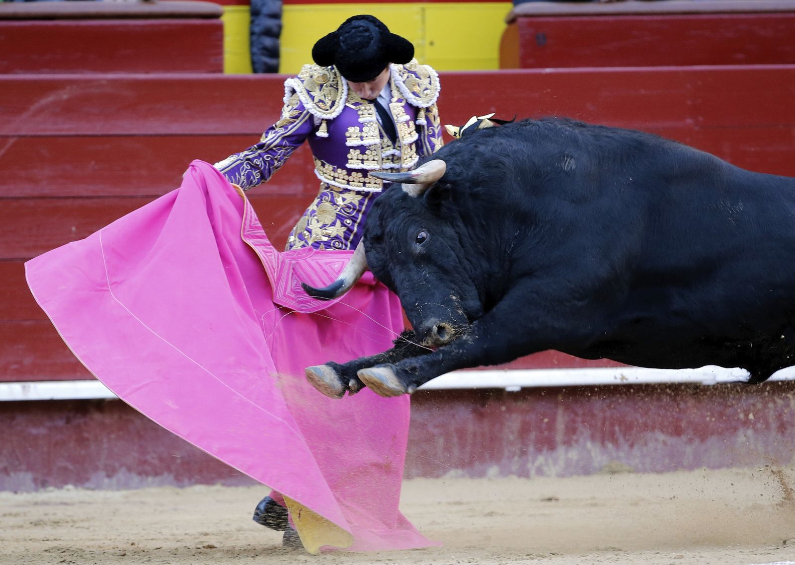 El diestro Román durante una corrida de toros.