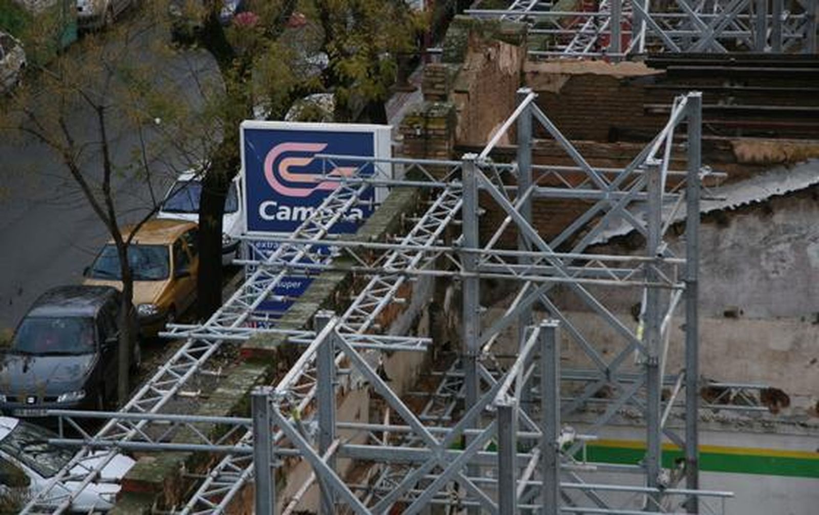 Después de ser el primer sutidor de gasolina de Sevilla y haber sido lugar importante en la exposición del 29, el garage es a día de hoy una muestra más del abandono del patrimonio industrial en la ciudad.

Foto: Victoria Hidalgo
