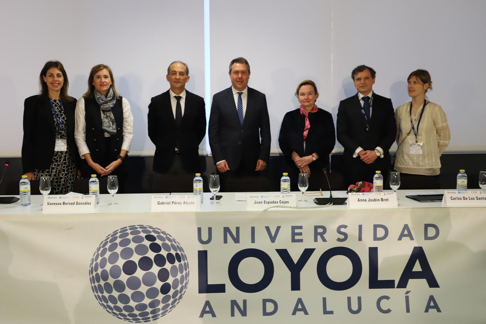 El alcalde y el rector de la Universidad Loyola Andalucía, junto a los organizadores del evento.