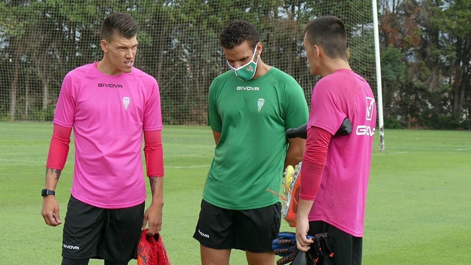 Isaac Becerra, a la izquierda, junto a su compañero Edu Frías y al preparador de porteros, Sebas Moyano.