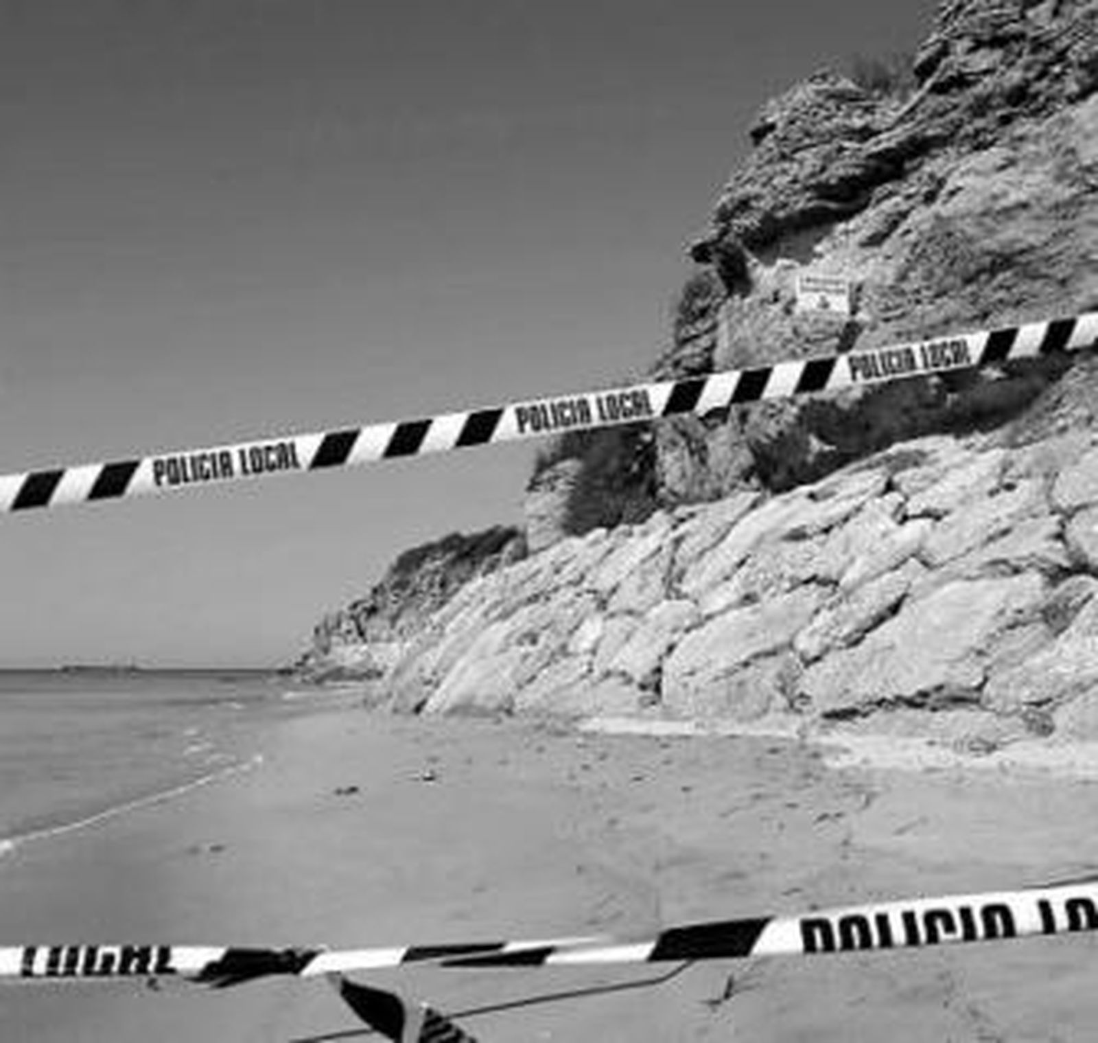 Precinto colocado por la Policía Local cerca de la Torre Bermeja.