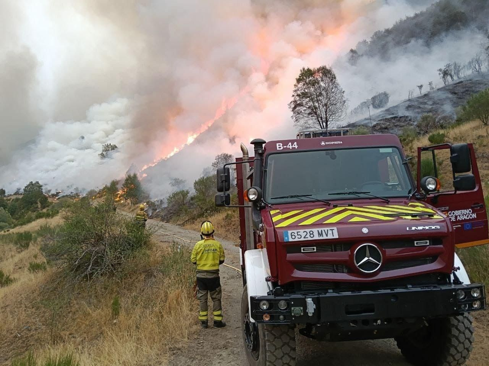 Medios de Infoar trabajan en las labores de extinción del incendio forestal de Barniedo de la Reina (León).