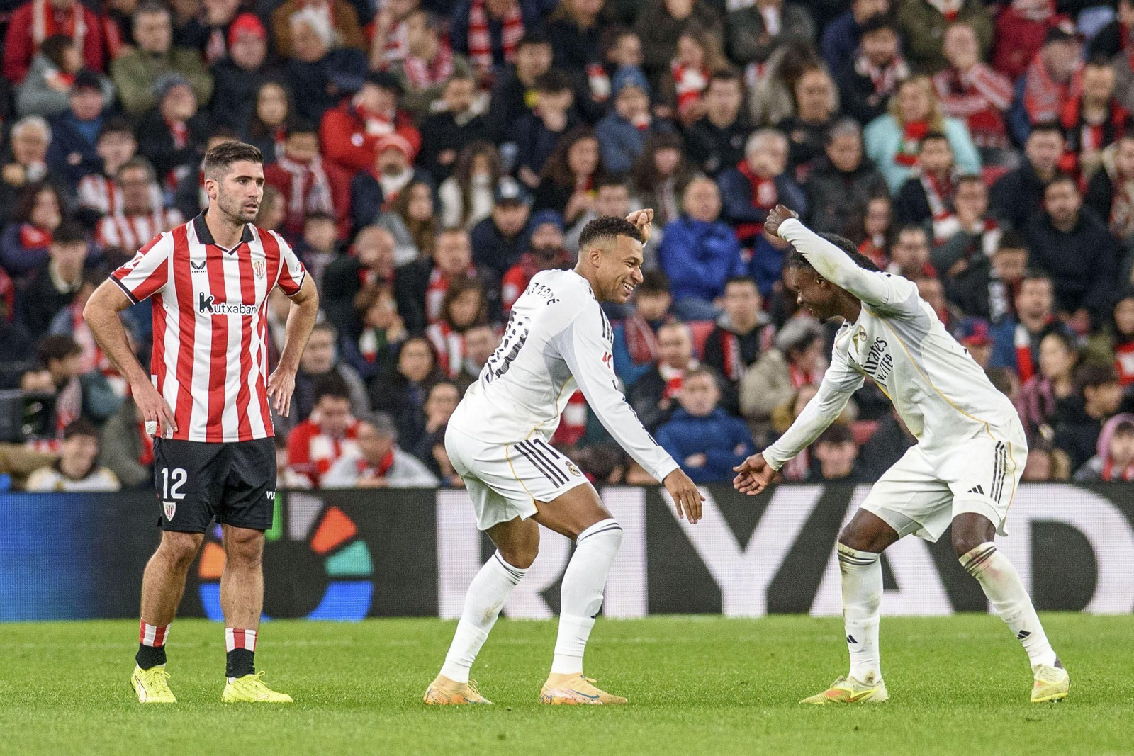 Mbappé y Camavinga celebran el 0-3 en presencia de Laporte.