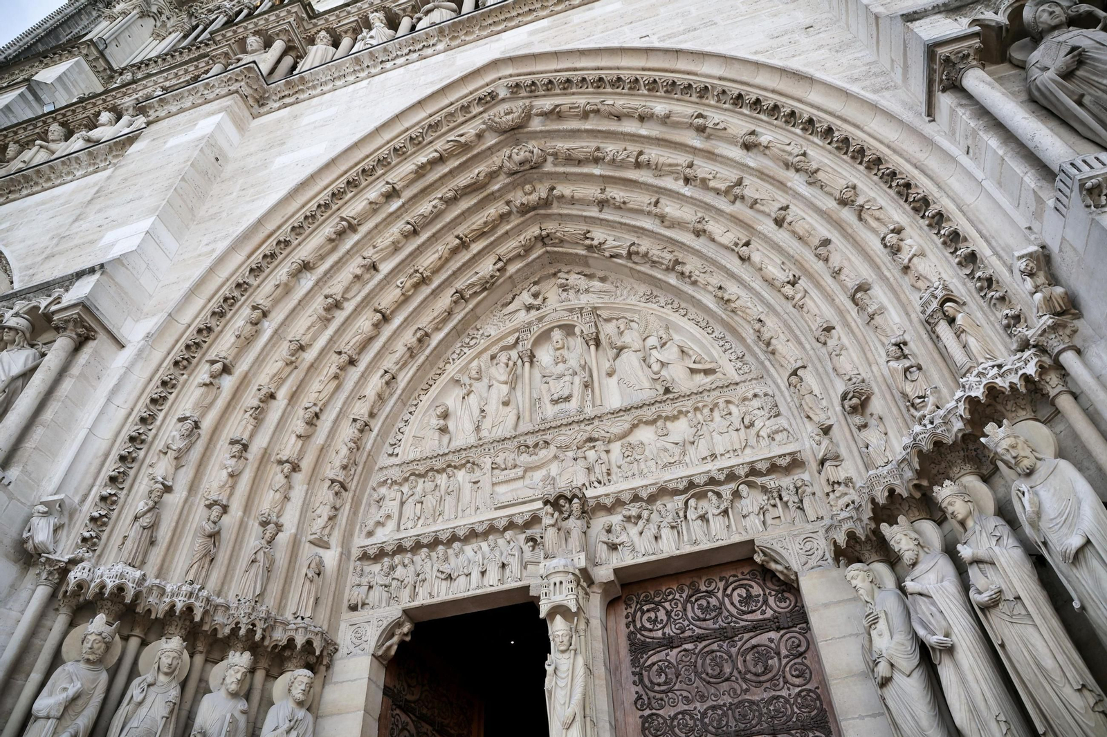 Así es el nuevo interior de Notre Dame tras la restauración Así es el nuevo interior de Notre Dame tras la restauración