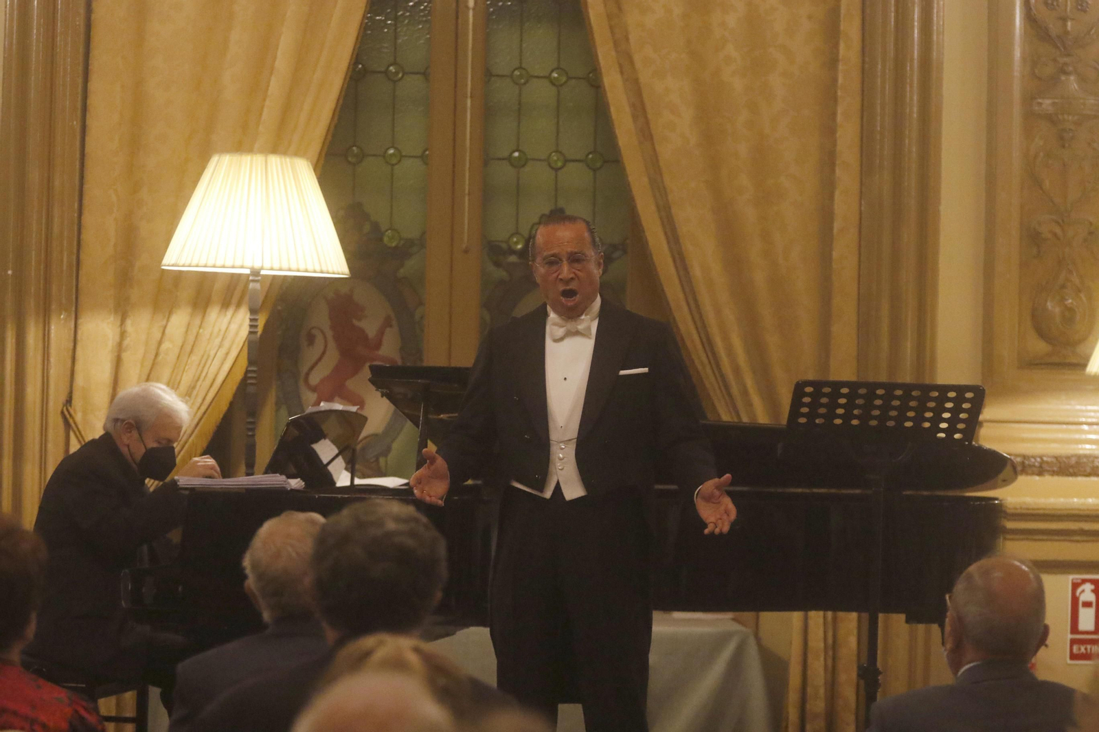 El pianista Antonio López y el tenor Antonio Vázquez, en un momento de la gala. El pianista Antonio López y el tenor Antonio Vázquez, en un momento de la gala.