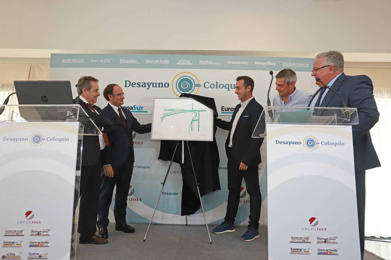 Gerardo Landaluce y Víctor Jerez muestran el nuevo logotipo de la sociedad de estiba de Algeciras.