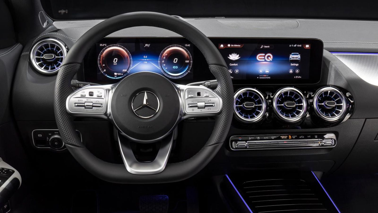 La información que recibe el conductor es muy abundante. Incluso la navegación puede disponer de realidad virtual, lo que facilita mucho seguir una ruta.