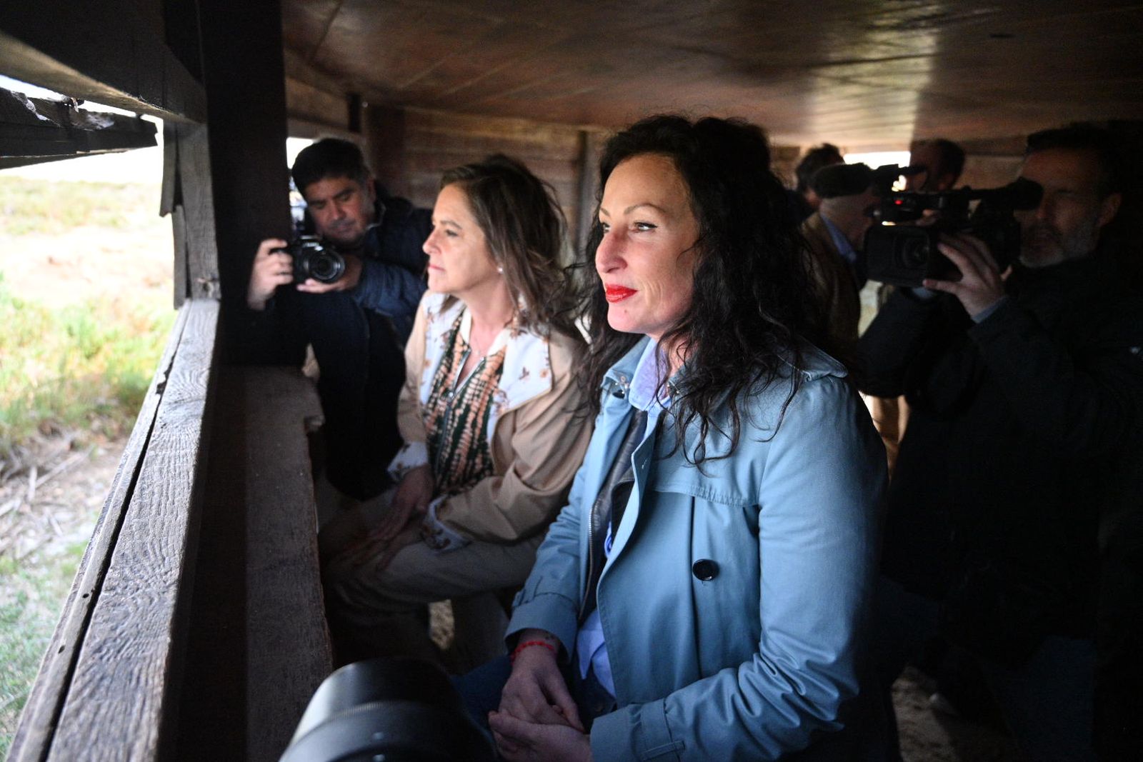 La alcaldesa con la consejera en el mirador de Las Salinas.